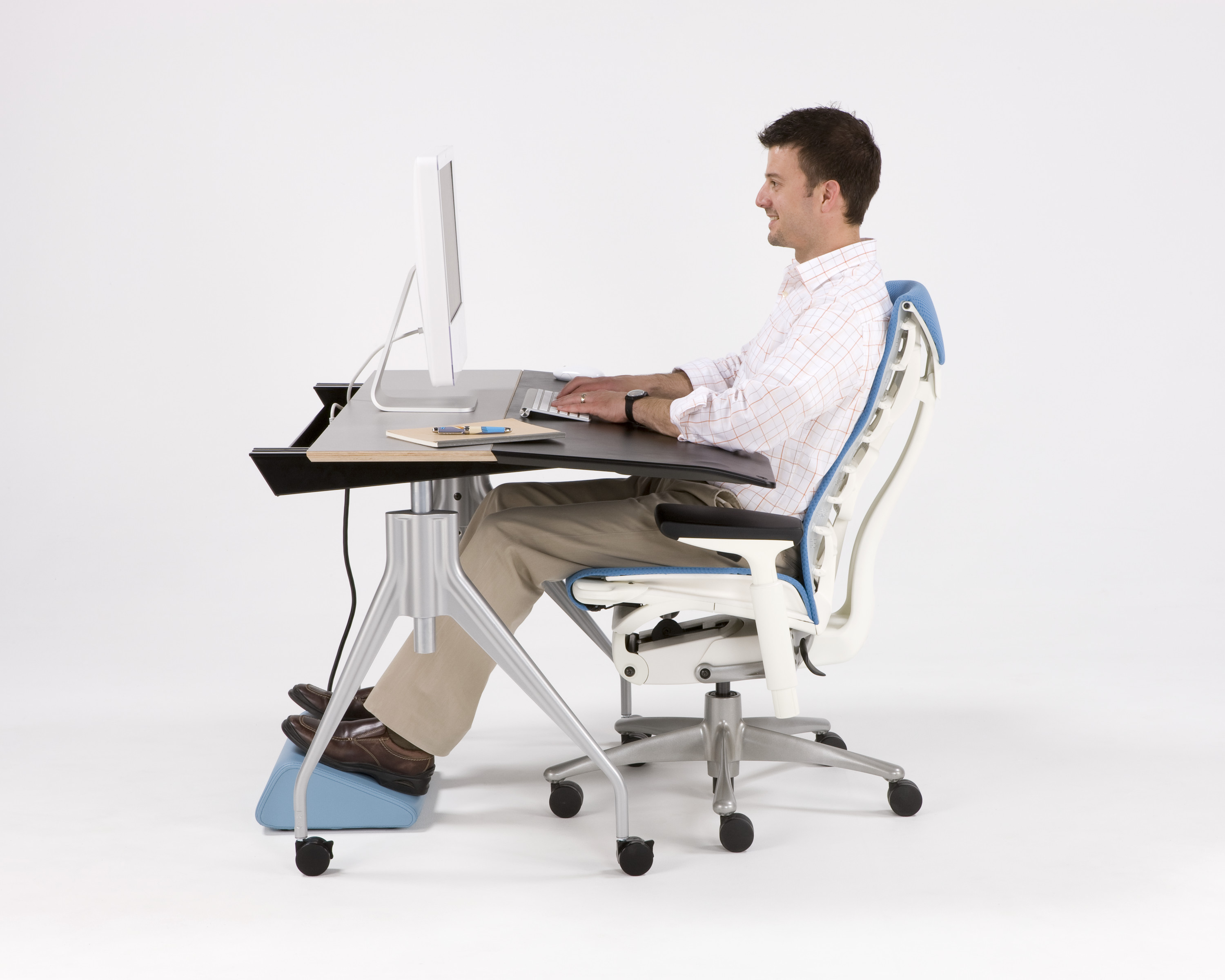 办公椅|现代真皮中班椅|办公家具|设计师家具|恩博迪大班椅